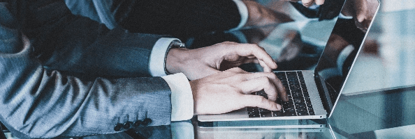 ノートパソコンを使っている様子