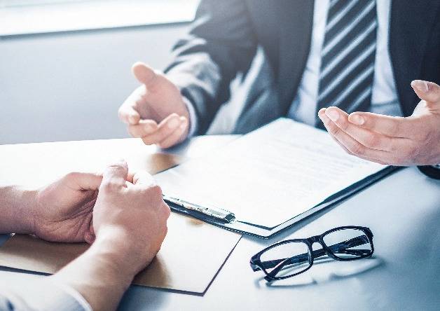 商談をする様子