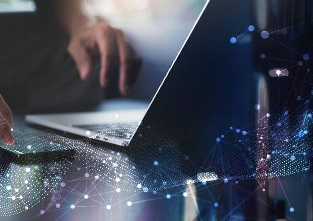 ノートパソコンを操作する様子