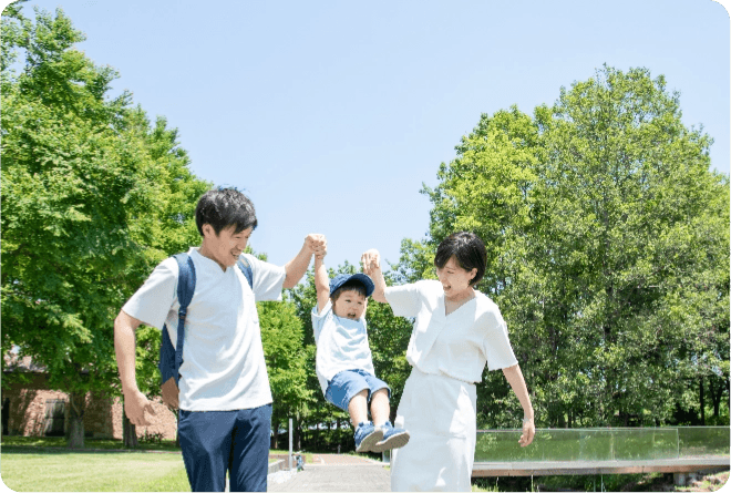 子供を抱えながらテレワークをする様子