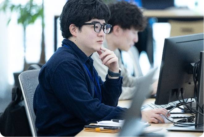 パソコンで仕事をする様子