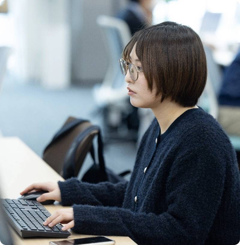 PCで作業をする様子