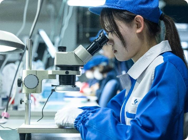 女性従業員が検査をする様子